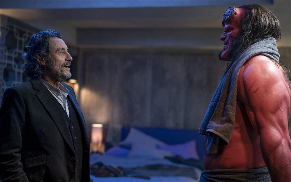 Hellboy . Ο κόμικς υπερήρωας από τον Κάτω Κόσμο, ο Hellboy του Μάικ Μινόλα, αποκτά νέα κινηματογραφική εικόνα. Δέκα χρόνια μετά την τελευταία του εμφάνιση στη μεγάλη οθόνη, διά χειρός Γκιγέρμο ντελ Τόρο («Hellboy 2: Η Χρυσή Στρατιά»), ο δαίμονας επιστρέφει, πιο βίαιος, πιο αιμοδιψής και πιο σαρκαστικός από ποτέ, αλλά χωρίς τη μορφή του Ρον Πέρλμαν.