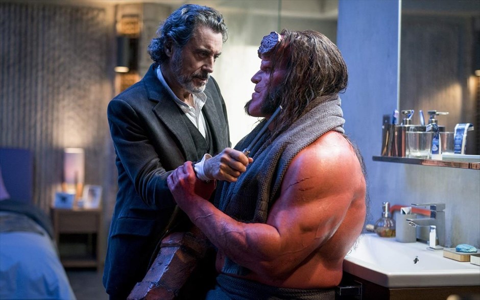 Hellboy . Ο κόμικς υπερήρωας από τον Κάτω Κόσμο, ο Hellboy του Μάικ Μινόλα, αποκτά νέα κινηματογραφική εικόνα. Δέκα χρόνια μετά την τελευταία του εμφάνιση στη μεγάλη οθόνη, διά χειρός Γκιγέρμο ντελ Τόρο («Hellboy 2: Η Χρυσή Στρατιά»), ο δαίμονας επιστρέφει, πιο βίαιος, πιο αιμοδιψής και πιο σαρκαστικός από ποτέ, αλλά χωρίς τη μορφή του Ρον Πέρλμαν.