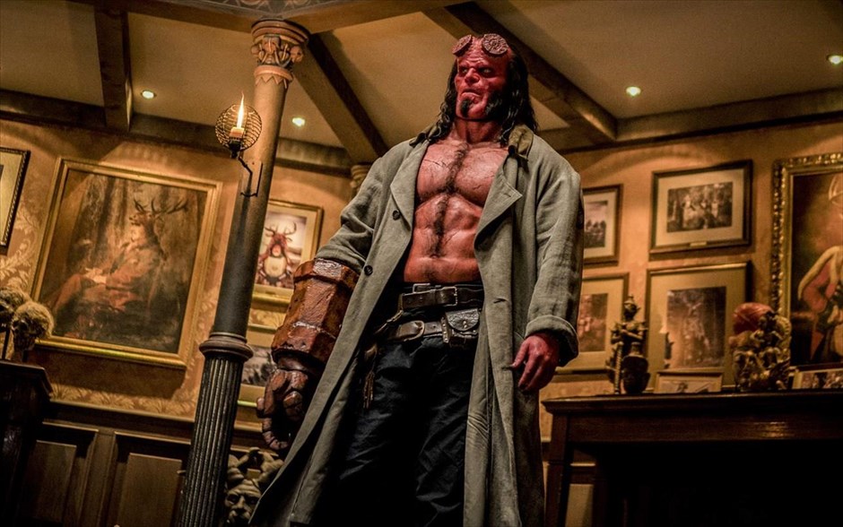 Hellboy . Ο κόμικς υπερήρωας από τον Κάτω Κόσμο, ο Hellboy του Μάικ Μινόλα, αποκτά νέα κινηματογραφική εικόνα. Δέκα χρόνια μετά την τελευταία του εμφάνιση στη μεγάλη οθόνη, διά χειρός Γκιγέρμο ντελ Τόρο («Hellboy 2: Η Χρυσή Στρατιά»), ο δαίμονας επιστρέφει, πιο βίαιος, πιο αιμοδιψής και πιο σαρκαστικός από ποτέ, αλλά χωρίς τη μορφή του Ρον Πέρλμαν.