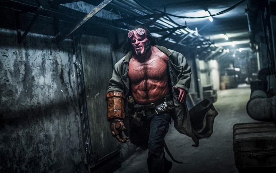 Hellboy . Ο κόμικς υπερήρωας από τον Κάτω Κόσμο, ο Hellboy του Μάικ Μινόλα, αποκτά νέα κινηματογραφική εικόνα. Δέκα χρόνια μετά την τελευταία του εμφάνιση στη μεγάλη οθόνη, διά χειρός Γκιγέρμο ντελ Τόρο («Hellboy 2: Η Χρυσή Στρατιά»), ο δαίμονας επιστρέφει, πιο βίαιος, πιο αιμοδιψής και πιο σαρκαστικός από ποτέ, αλλά χωρίς τη μορφή του Ρον Πέρλμαν.