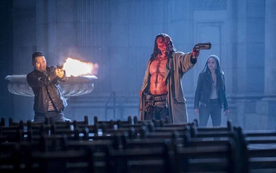 Hellboy . Ο κόμικς υπερήρωας από τον Κάτω Κόσμο, ο Hellboy του Μάικ Μινόλα, αποκτά νέα κινηματογραφική εικόνα. Δέκα χρόνια μετά την τελευταία του εμφάνιση στη μεγάλη οθόνη, διά χειρός Γκιγέρμο ντελ Τόρο («Hellboy 2: Η Χρυσή Στρατιά»), ο δαίμονας επιστρέφει, πιο βίαιος, πιο αιμοδιψής και πιο σαρκαστικός από ποτέ, αλλά χωρίς τη μορφή του Ρον Πέρλμαν.