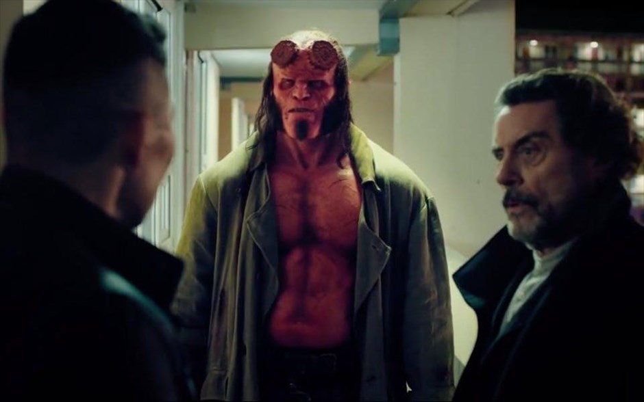 Hellboy . Ο κόμικς υπερήρωας από τον Κάτω Κόσμο, ο Hellboy του Μάικ Μινόλα, αποκτά νέα κινηματογραφική εικόνα. Δέκα χρόνια μετά την τελευταία του εμφάνιση στη μεγάλη οθόνη, διά χειρός Γκιγέρμο ντελ Τόρο («Hellboy 2: Η Χρυσή Στρατιά»), ο δαίμονας επιστρέφει, πιο βίαιος, πιο αιμοδιψής και πιο σαρκαστικός από ποτέ, αλλά χωρίς τη μορφή του Ρον Πέρλμαν.