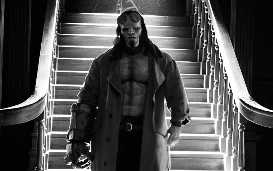 Hellboy . Ο κόμικς υπερήρωας από τον Κάτω Κόσμο, ο Hellboy του Μάικ Μινόλα, αποκτά νέα κινηματογραφική εικόνα. Δέκα χρόνια μετά την τελευταία του εμφάνιση στη μεγάλη οθόνη, διά χειρός Γκιγέρμο ντελ Τόρο («Hellboy 2: Η Χρυσή Στρατιά»), ο δαίμονας επιστρέφει, πιο βίαιος, πιο αιμοδιψής και πιο σαρκαστικός από ποτέ, αλλά χωρίς τη μορφή του Ρον Πέρλμαν.