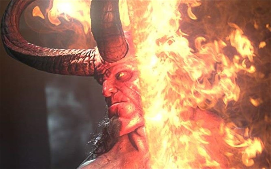 Hellboy . Ο κόμικς υπερήρωας από τον Κάτω Κόσμο, ο Hellboy του Μάικ Μινόλα, αποκτά νέα κινηματογραφική εικόνα. Δέκα χρόνια μετά την τελευταία του εμφάνιση στη μεγάλη οθόνη, διά χειρός Γκιγέρμο ντελ Τόρο («Hellboy 2: Η Χρυσή Στρατιά»), ο δαίμονας επιστρέφει, πιο βίαιος, πιο αιμοδιψής και πιο σαρκαστικός από ποτέ, αλλά χωρίς τη μορφή του Ρον Πέρλμαν.