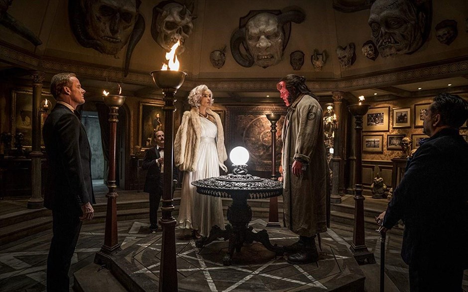 Hellboy . Ο κόμικς υπερήρωας από τον Κάτω Κόσμο, ο Hellboy του Μάικ Μινόλα, αποκτά νέα κινηματογραφική εικόνα. Δέκα χρόνια μετά την τελευταία του εμφάνιση στη μεγάλη οθόνη, διά χειρός Γκιγέρμο ντελ Τόρο («Hellboy 2: Η Χρυσή Στρατιά»), ο δαίμονας επιστρέφει, πιο βίαιος, πιο αιμοδιψής και πιο σαρκαστικός από ποτέ, αλλά χωρίς τη μορφή του Ρον Πέρλμαν.
