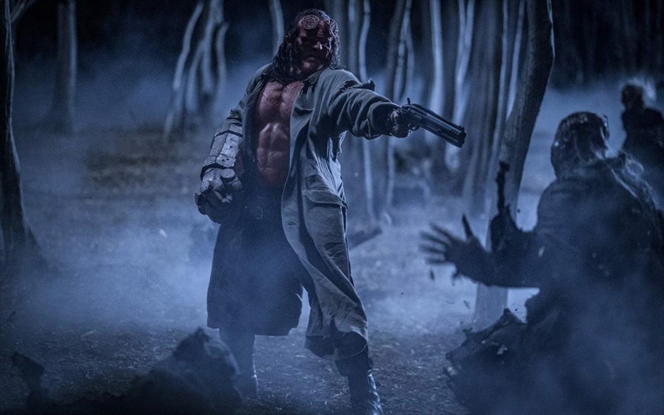 Hellboy . Ο κόμικς υπερήρωας από τον Κάτω Κόσμο, ο Hellboy του Μάικ Μινόλα, αποκτά νέα κινηματογραφική εικόνα. Δέκα χρόνια μετά την τελευταία του εμφάνιση στη μεγάλη οθόνη, διά χειρός Γκιγέρμο ντελ Τόρο («Hellboy 2: Η Χρυσή Στρατιά»), ο δαίμονας επιστρέφει, πιο βίαιος, πιο αιμοδιψής και πιο σαρκαστικός από ποτέ, αλλά χωρίς τη μορφή του Ρον Πέρλμαν.