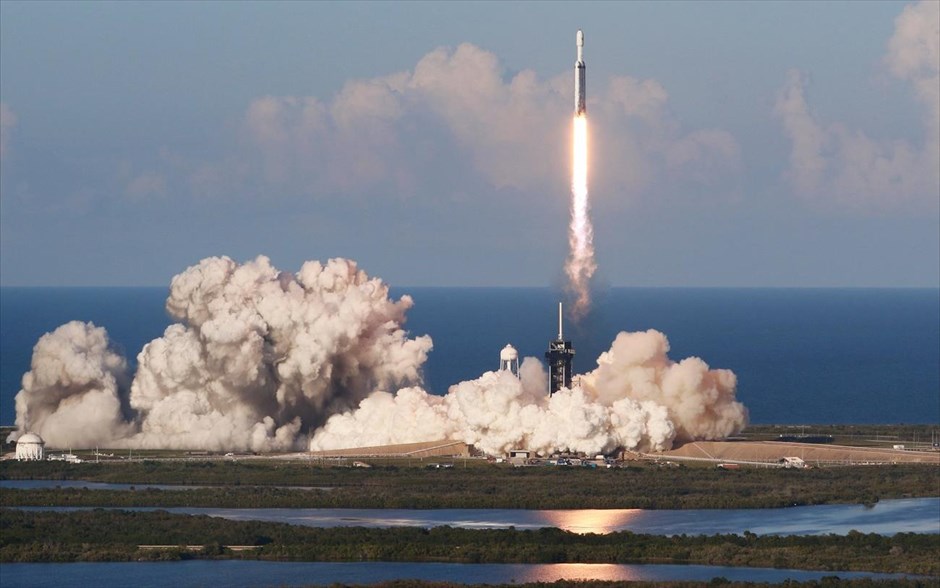 Εκτόξευση του πυραύλου Falcon Heavy. Ο πύραυλος Falcon Heavy εκτοξεύτηκε από την εξέδρα της SpaceX στο Διαστημικό Κέντρο Κένεντι στη Φλόριντα.