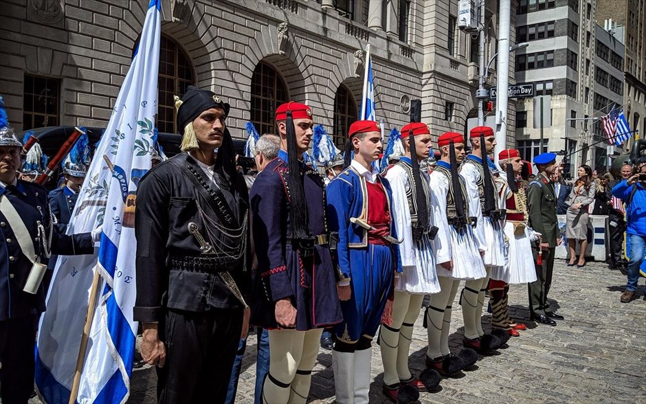Έπαρση σημαίας στο Μανχάταν. Τελετή έπαρσης της ελληνικής και της αμερικάνικης σημαίας στο πάρκο Bowling Green του Μανχάταν.