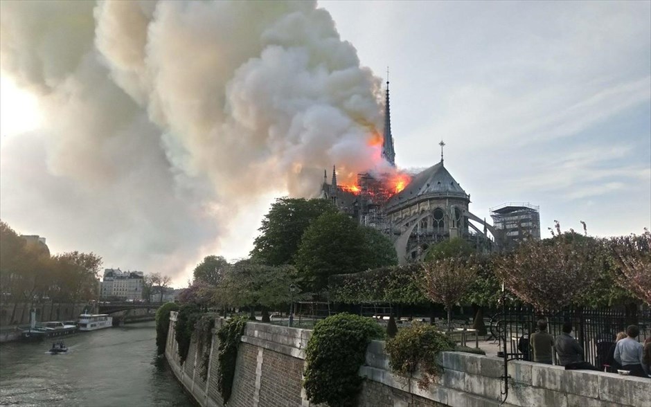 Καθεδρικός Ναός της Παναγίας των Παρισίων - Notre Dame - Νοτρ Νταμ - Φωτιά. 