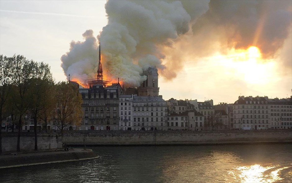 Καθεδρικός Ναός της Παναγίας των Παρισίων - Notre Dame - Νοτρ Νταμ - Φωτιά. 