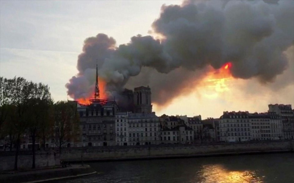 Καθεδρικός Ναός της Παναγίας των Παρισίων - Notre Dame - Νοτρ Νταμ - Φωτιά. 