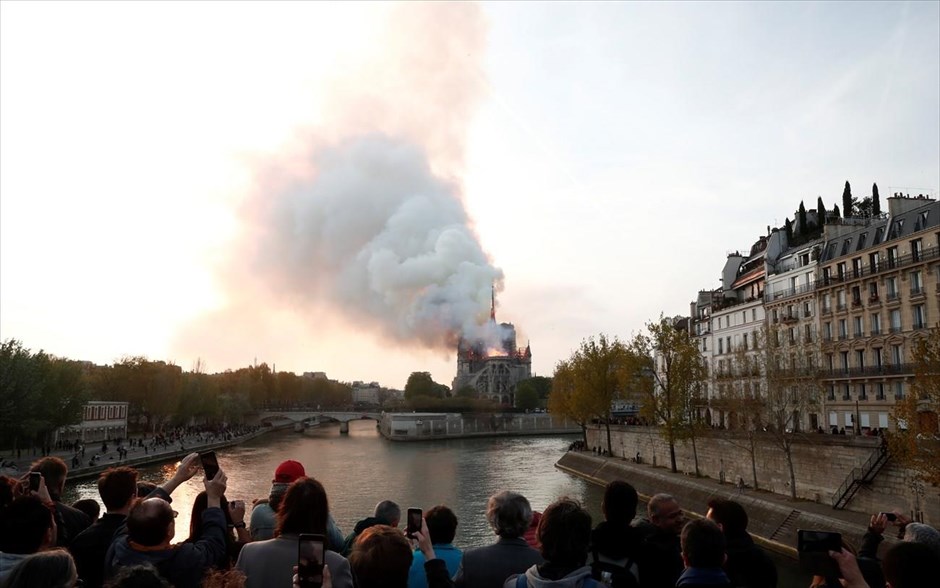 Καθεδρικός Ναός της Παναγίας των Παρισίων - Notre Dame - Νοτρ Νταμ - Φωτιά. 