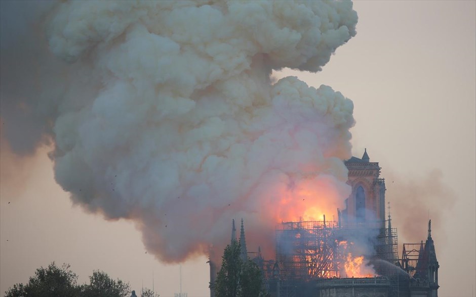 Καθεδρικός Ναός της Παναγίας των Παρισίων - Notre Dame - Νοτρ Νταμ - Φωτιά. 