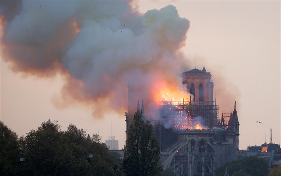 Καθεδρικός Ναός της Παναγίας των Παρισίων - Notre Dame - Νοτρ Νταμ - Φωτιά. 