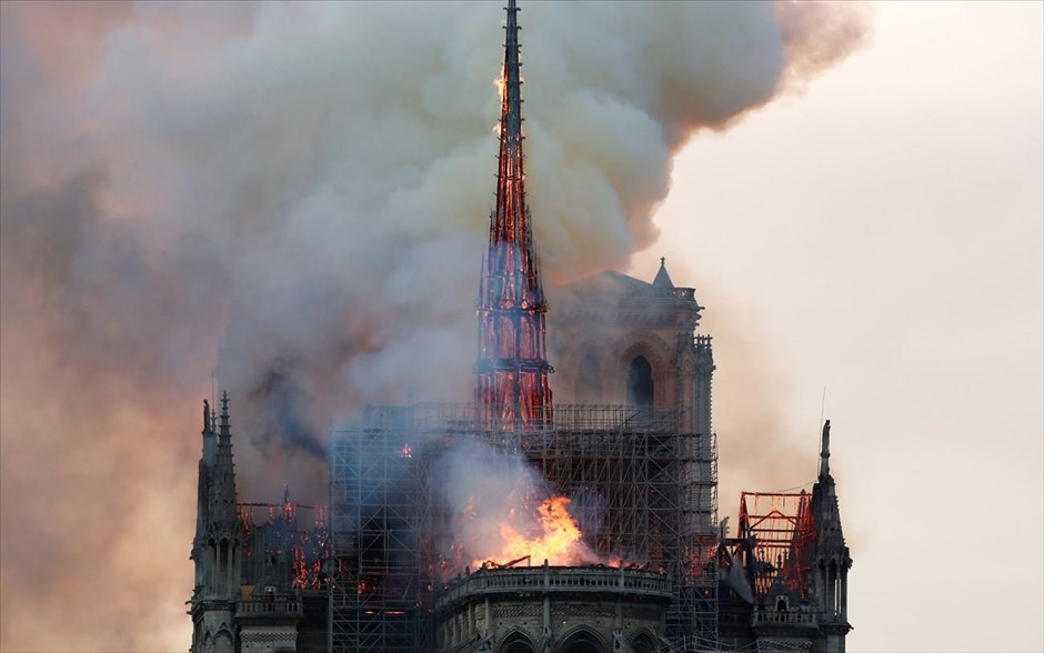 Καθεδρικός Ναός της Παναγίας των Παρισίων - Notre Dame - Νοτρ Νταμ - Φωτιά. 