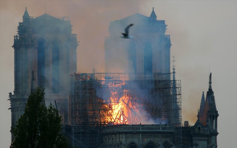 Καθεδρικός Ναός της Παναγίας των Παρισίων - Notre Dame - Νοτρ Νταμ - Φωτιά. 