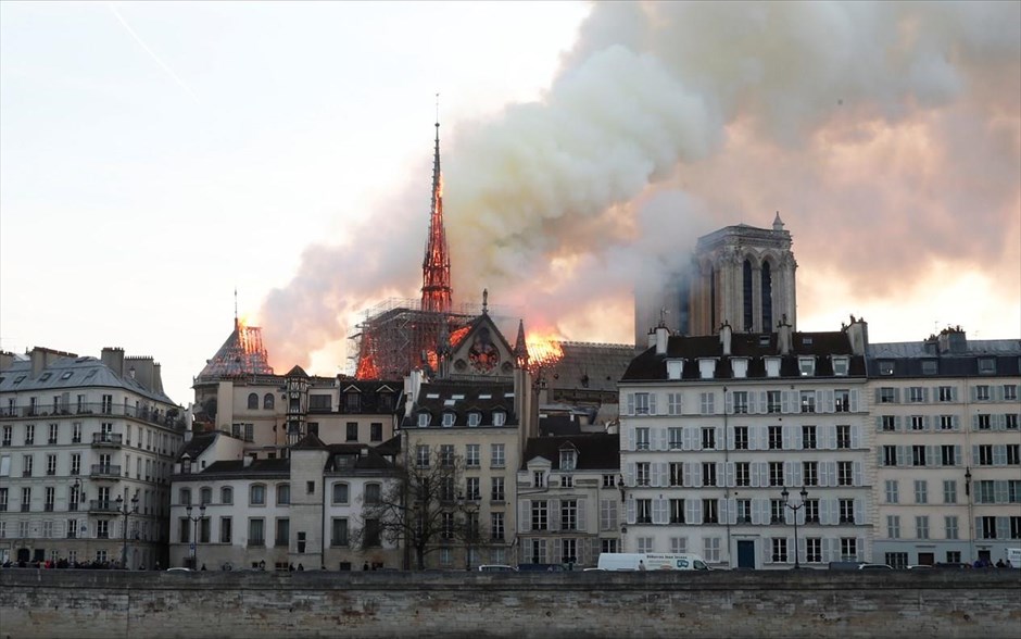 Καθεδρικός Ναός της Παναγίας των Παρισίων - Notre Dame - Νοτρ Νταμ - Φωτιά. 