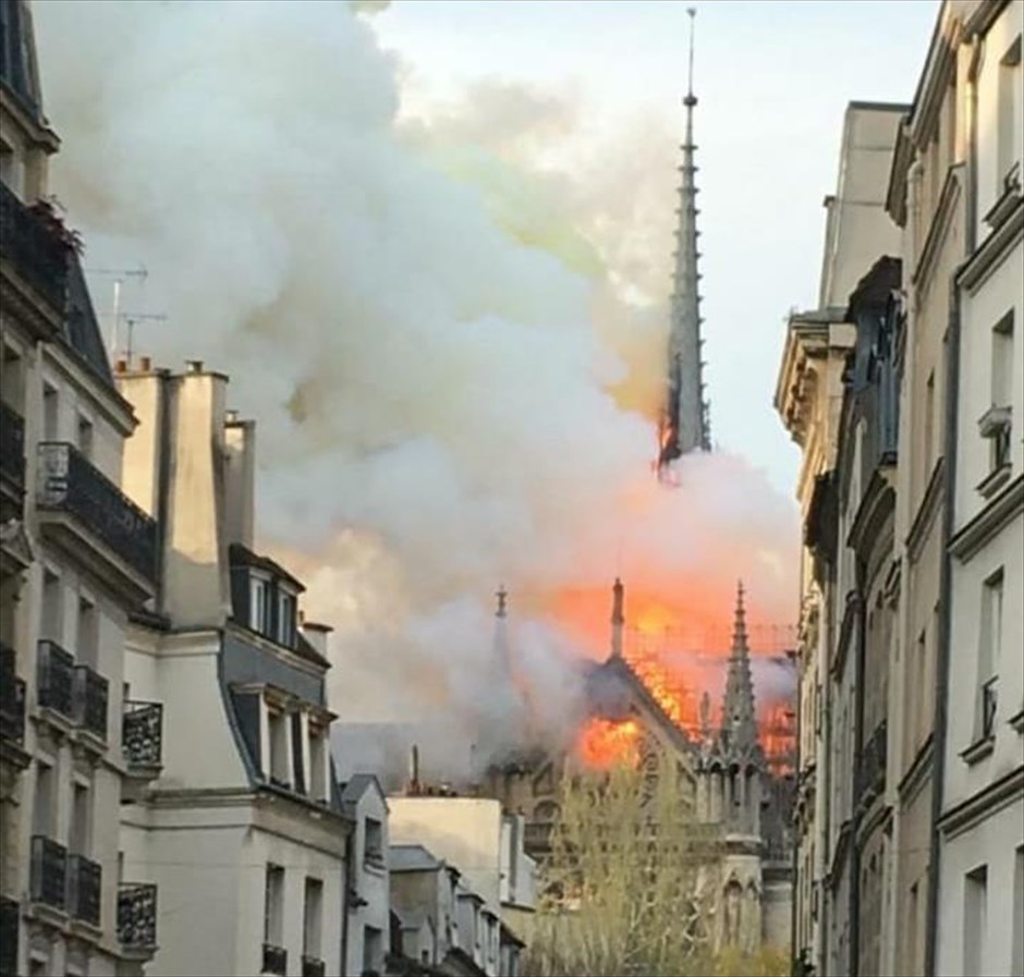 Καθεδρικός Ναός της Παναγίας των Παρισίων - Notre Dame - Νοτρ Νταμ - Φωτιά. 