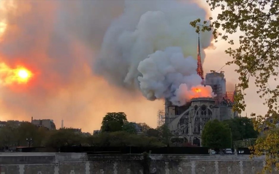 Καθεδρικός Ναός της Παναγίας των Παρισίων - Notre Dame - Νοτρ Νταμ - Φωτιά. 
