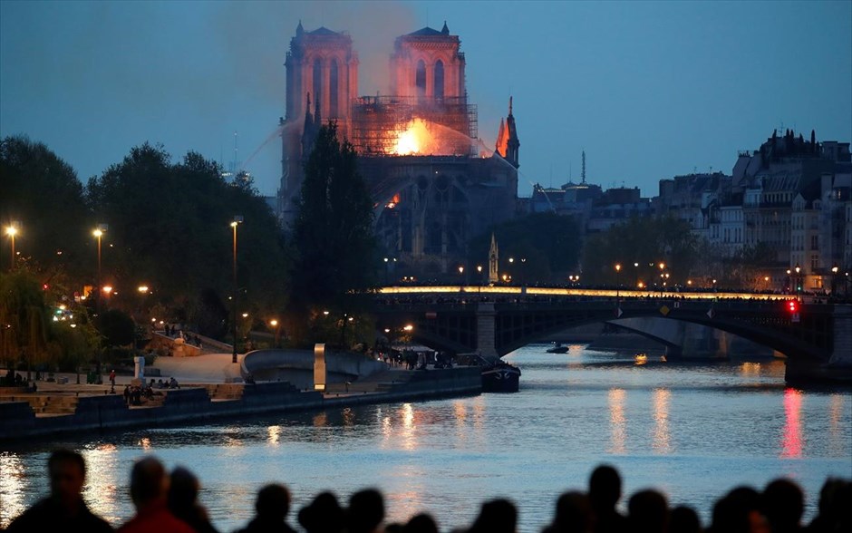 Καθεδρικός Ναός της Παναγίας των Παρισίων - Notre Dame - Νοτρ Νταμ - Φωτιά. 