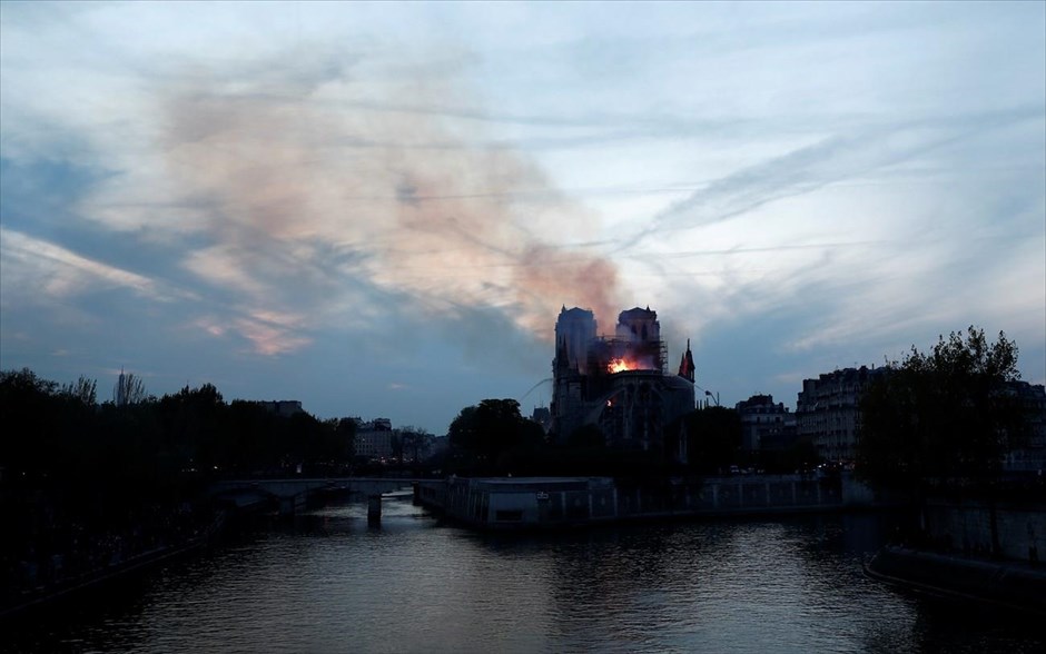 Καθεδρικός Ναός της Παναγίας των Παρισίων - Notre Dame - Νοτρ Νταμ - Φωτιά. 