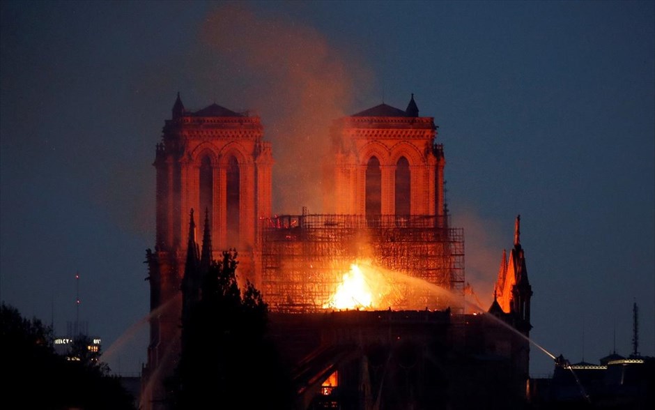 Καθεδρικός Ναός της Παναγίας των Παρισίων - Notre Dame - Νοτρ Νταμ - Φωτιά. 