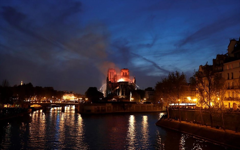 Καθεδρικός Ναός της Παναγίας των Παρισίων - Notre Dame - Νοτρ Νταμ - Φωτιά. 