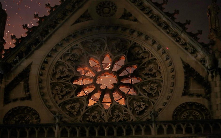 Καθεδρικός Ναός της Παναγίας των Παρισίων - Notre Dame - Νοτρ Νταμ - Φωτιά. 