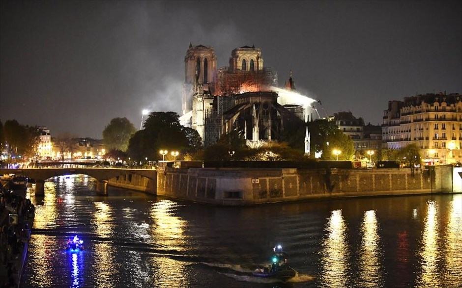 Παναγία των Παρισίων - Notre Dame - Νοτρ Νταμ - Φωτιά. 