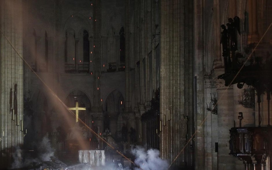 Παναγία των Παρισίων - Notre Dame - Νοτρ Νταμ - Φωτιά. 