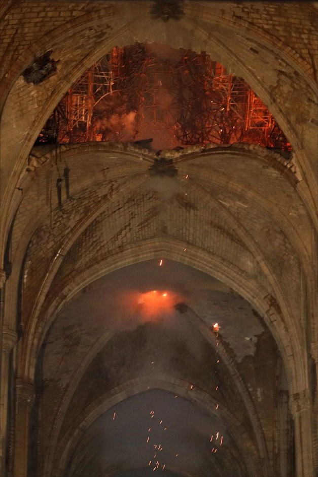 Παναγία των Παρισίων - Notre Dame - Νοτρ Νταμ - Φωτιά. 