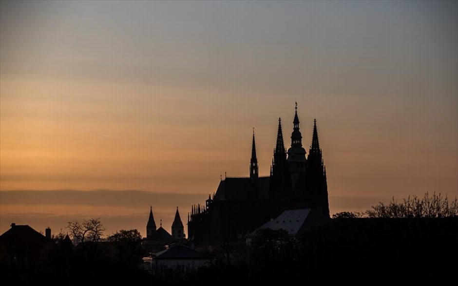 Ηλιοβασίλεμα στην Πράγα. Το κάστρο της Πράγας και ο καθεδρικός ναός του Αγίου Βίτου διακρίνονται κατά τη δύση του ήλιου. Ο Τσέχος πρόεδρος 