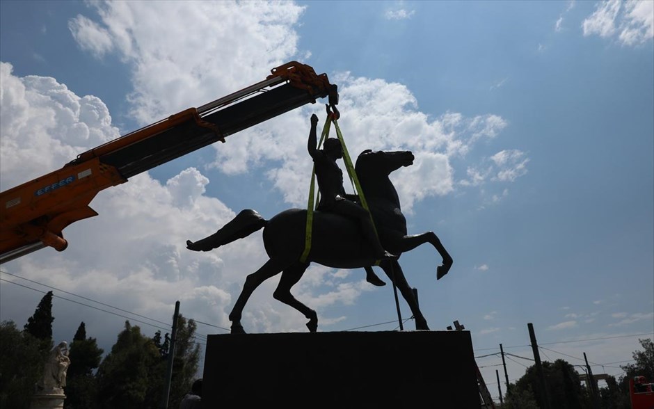 Ο Μέγας Αλέξανδρος στο... κέντρο της Αθήνας. Το άγαλμα του έφιππου Μέγα Αλέξανδρου τοποθετείται στο κέντρο της Αθήνας, στη συμβολή των οδών Αμαλίας και Βασιλίσσης Όλγας. Το άγαλμα ύψους 3,5 μέτρων που φιλοτέχνησε ο γλύπτης Γιάννης Παππάς (1913 - 2005) απεικονίζει τον Μέγα Αλέξανδρο σε νεαρή ηλικία και τοποθετήθηκε πάνω στο ειδικό βάθρο που σχεδίασε ο αρχιτέκτονας Παντελής Νικολακόπουλος, το οποίο αποτελείται από το ίδιο κράμα μετάλλου με το άγαλμα.