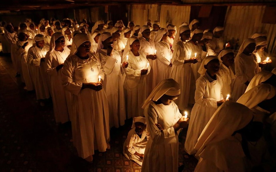 Πάσχα στην Κένυα. Χριστιανές πιστές (Legio Maria African Mission) παίρνουν μέρος στη λειτουργία για το Καθολικό Πάσχα σε εκκλησία στο Οχυρό του Ιησού στο&nbsp;Ναϊρόμπι της Κένυας.&nbsp;