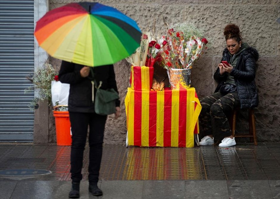 Γιορτάζει η Βαρκελώνη. Στιγμιότυπο από τους δρόμους της Βαρκελώνης, όπου σήμερα γιορτάζει ο προστάτης άγιος της πόλης, Σαν Τζόρντι (Άγιος Γεώργιος).