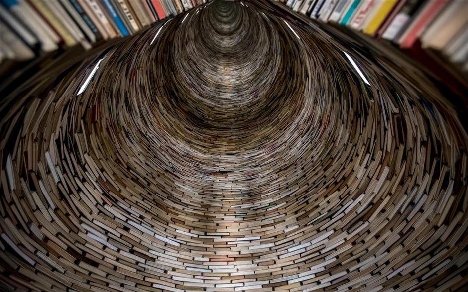 Vertigo. Βιβλία στοιβάζονται μέσα σε ένα γλυπτό του Σλοβάκου καλλιτέχνη Matej Kern, με την ονομασία Idiom, μια κολώνα φτιαγμένη από 8000 βιβλία, στην Κεντρική Βιβλιοθήκη της Πράγας. Σήμερα είναι η Παγκόσμια Ημέρα Βιβλίου.