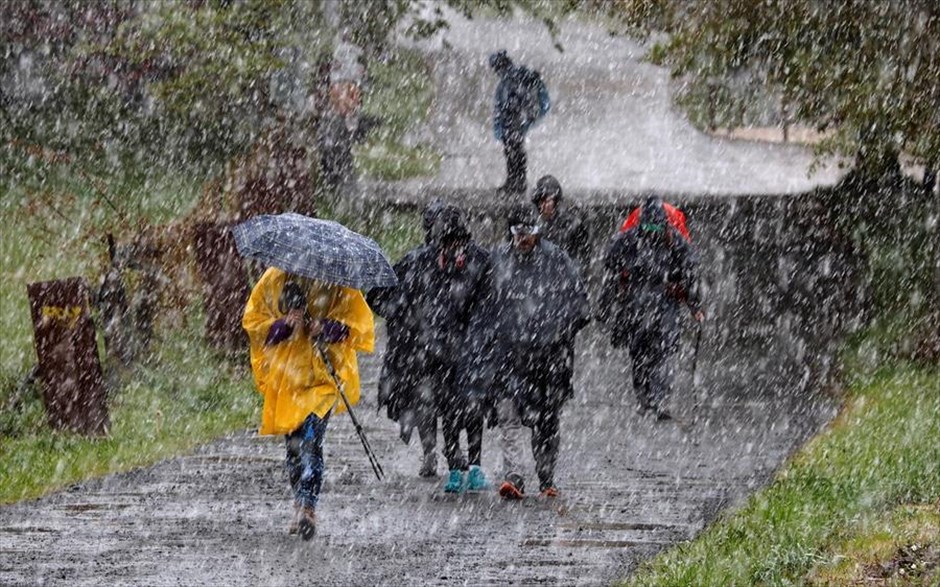 Προσκύνημα υπό βροχή. Προσκυνητές που ακολουθούν τον Δρόμο του Σαντιάγο (Αγίου Ιακώβου της Κομποστέλα -&nbsp;Camino de Santiago), περπατούν μέσα στην βροχή στο Λούγο της Γαλικίας.