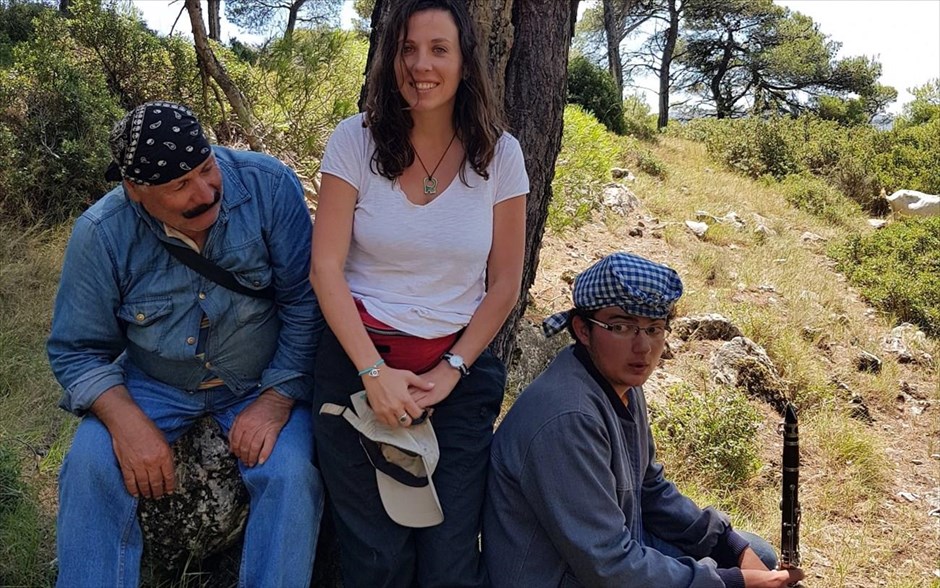 Στα Αρβανίτικα . Το ντοκιμαντέρ της Κατερίνας-Μάρθας Κλαρκ προσπαθεί να απαθανατιστεί μια γλώσσα που χάνεται, αποκαλύπτοντας ποιοι είναι οι Αρβανίτες και ποιον ρόλο έχουν παίξει στην νεοελληνική ιστορία.