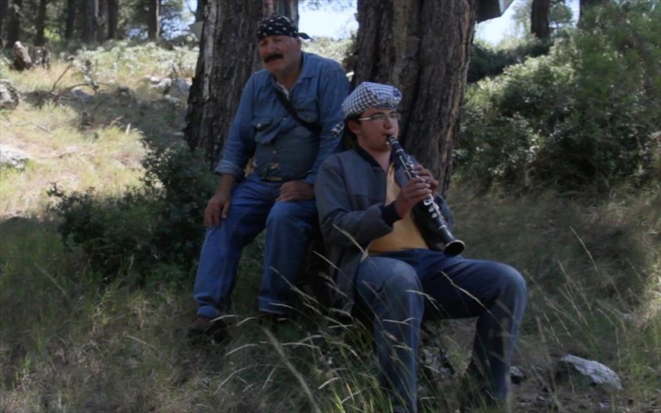 Στα Αρβανίτικα . Το ντοκιμαντέρ της Κατερίνας-Μάρθας Κλαρκ προσπαθεί να απαθανατιστεί μια γλώσσα που χάνεται, αποκαλύπτοντας ποιοι είναι οι Αρβανίτες και ποιον ρόλο έχουν παίξει στην νεοελληνική ιστορία.