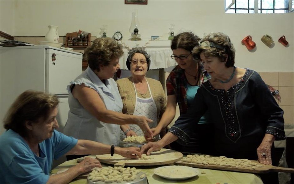 Στα Αρβανίτικα . Το ντοκιμαντέρ της Κατερίνας-Μάρθας Κλαρκ προσπαθεί να απαθανατιστεί μια γλώσσα που χάνεται, αποκαλύπτοντας ποιοι είναι οι Αρβανίτες και ποιον ρόλο έχουν παίξει στην νεοελληνική ιστορία.