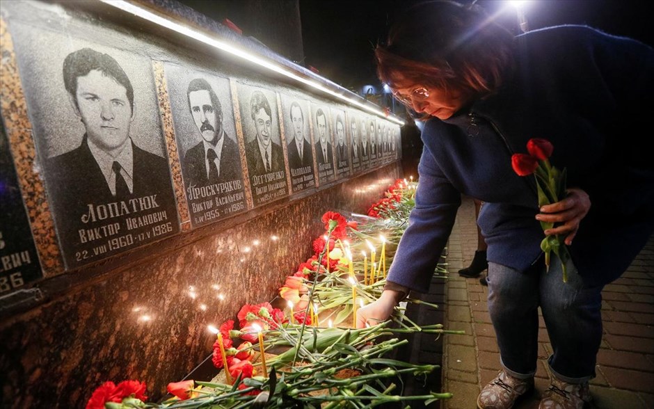 23 χρόνια από το Τσέρνομπιλ. Μία γυναίκα αφήνει λουλούδια εις μνήμην των θυμάτων του πυρηνικού ατυχήματος του Τσέρνομπιλ, 23 χρόνια πριν.