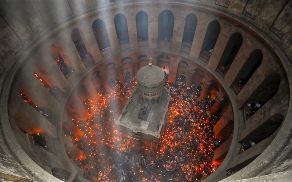 Άγιο Φως. Χριστιανοί ορθόδοξοι συγκεντρώνονται στον Πανάγιο Τάφο στα Ιεροσόλυμα για την τελετή αφής του Αγίου Φωτός.