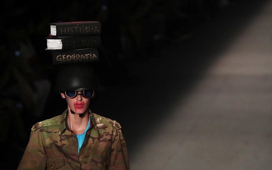 Βραζιλιάνικη μόδα. Μοντέλο παρουσιάζει δημιουργίες από τη συλλογή&nbsp;Ronaldo Fraga στην Εβδομάδα Μόφας του Σάο Πάολο, στη Βραζιλία.&nbsp;