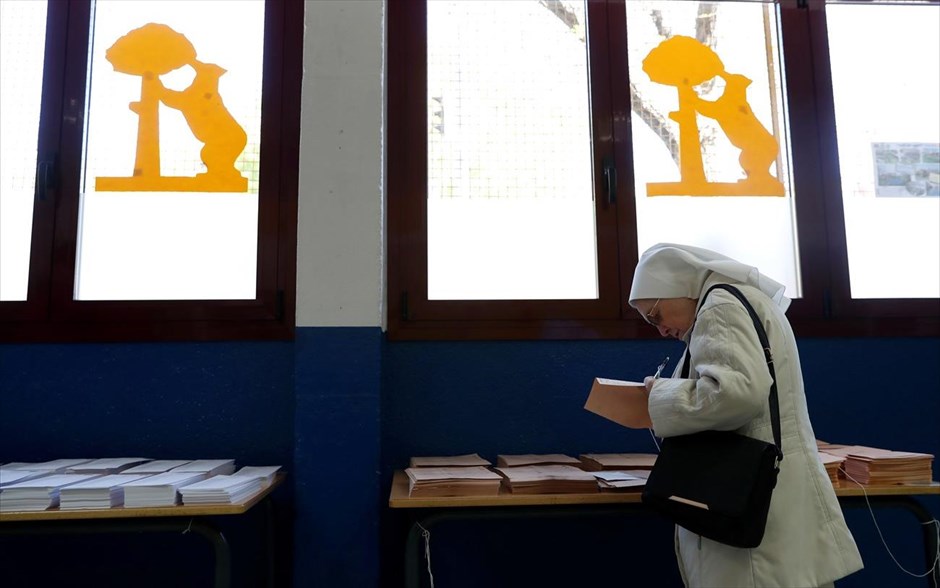Εκλογές στην Ισπανία. Μία μοναχή ετοιμάζεται να ψηφίσει σε εκλογικό κέντρο της Μαδρίτης.&nbsp;Περίπου 36,8 εκατομμύρια ψηφοφόροι προσέρχονται σήμερα στις κάλπες στην Ισπανία για να αναδείξουν την νέα κυβέρνηση της χώρας και οποιοδήποτε αποτέλεσμα φαίνεται πιθανό, αν και οι δημοσκοπήσεις δίνουν σαφές προβάδισμα στους Σοσιαλιστές.