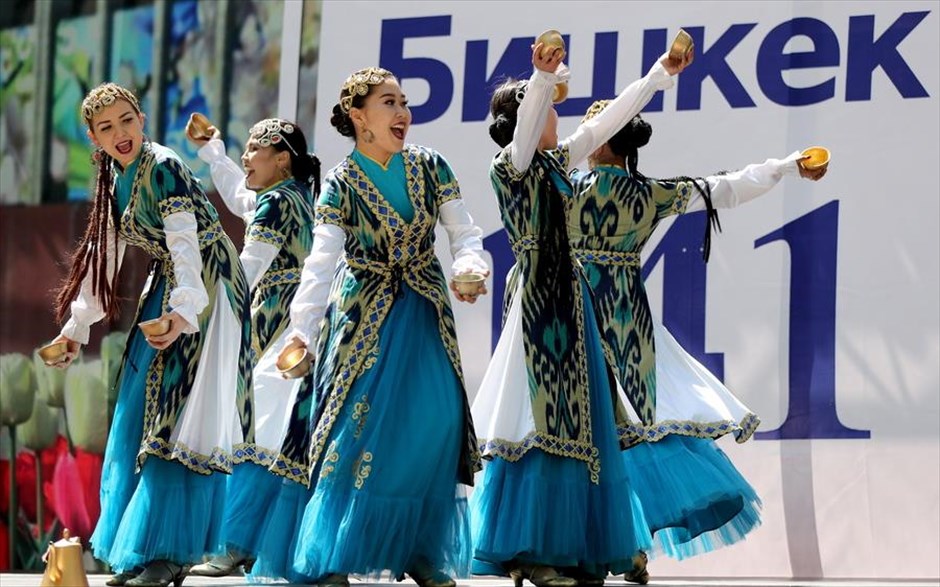 Ημέρα... Μπίσκεκ. Κοπέλες φορώντας παραδοσιακές στολές συμμετέχουν σε χορευτικό δρώμενο στο πλαίσιο των εορτασμών για τα γενέθλια της πρωτεύουσας του&nbsp;Κιργιστάν,&nbsp;Μπίσκεκ.
