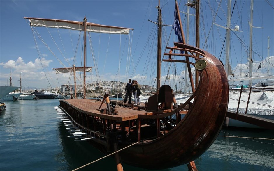 Στη Μαρίνα Ζέας η ιστορική τριήρης «Ολυμπιάς». Επισκέπτες έχουν την ευκαιρία να περπατήσουν στο κατάστρωμα της τριήρους «Ολυμπιάς» στη Μαρίνα Ζέα.&nbsp;Η ιστορική τριήρης θα παραμείνει στο λιμάνι της Ζέας έως την Τρίτη 7 Μαΐου και θα είναι επισκέψιμη για το κοινό, από τις 10 το πρωί έως τη 1.30 το μεσημέρι και από τις 5 το απόγευμα έως τις 8 το βράδυ.