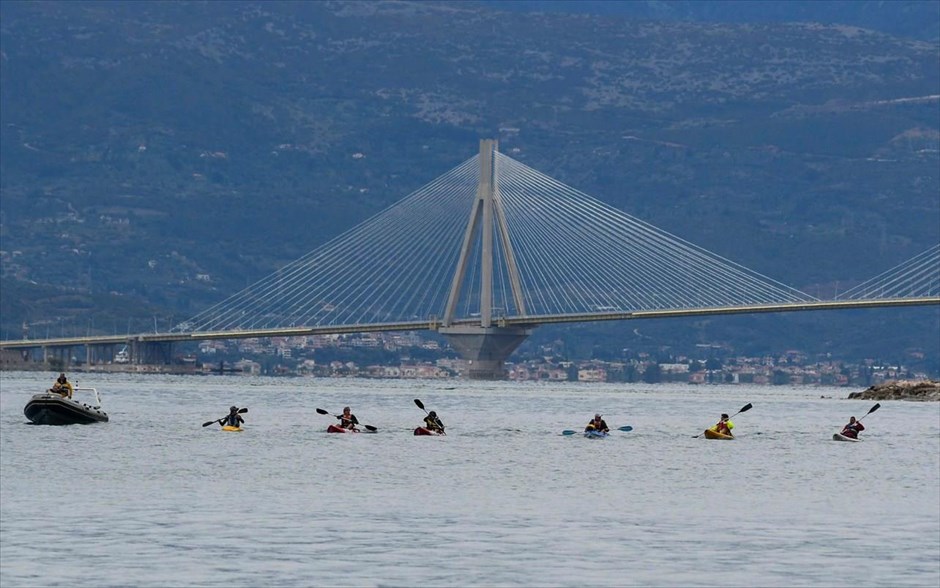 Κωπηλασία για καλό σκοπό. Κωπηλασία στην Πάτρα από την ομάδα "Συν-άνθρωποι", με σκοπό την ευαισθητοποίηση για τη δωρεά οργάνων.