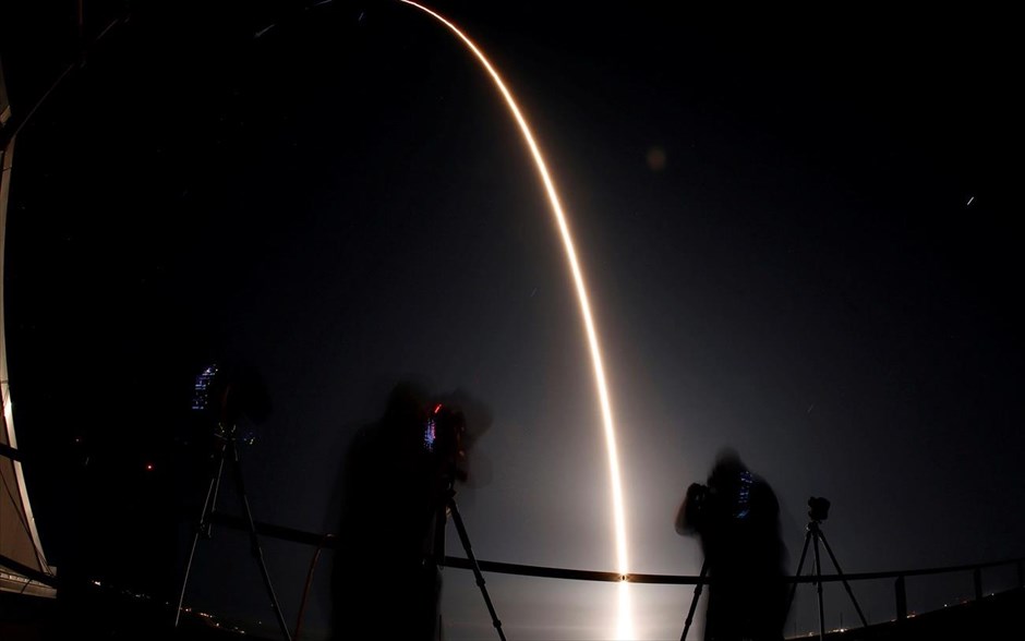 Εκτόξευση. Ο πύραυλος SpaceX Falcon 9 απογειώνεται από την Φλόριντα, για τις ανάγκες αποστολής ανεφοδιασμού.