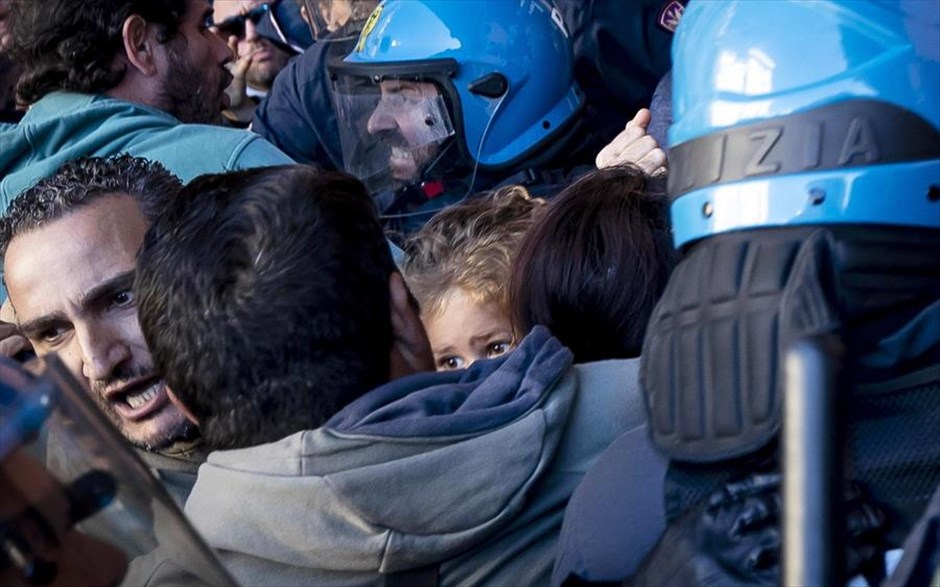 Ένταση στη Ρώμη . Μία γυναίκα Ρομά προσπαθεί να προστατέψει το παιδί της κατά τη διάρκεια συγκρούσεων μεταξύ της αστυνομίας και των νεοφασιστών οπαδών της&nbsp;CasaPound στο προάστιο&nbsp;Casal Bruciato της Ρώμης. Τα μέλης της&nbsp;CasaPound αντιδρούν στην τοποθέτηση της οικογένειας Ρομά στην περιοχή.&nbsp;