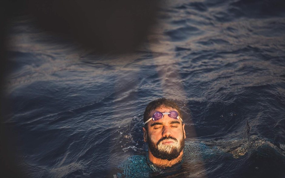 Άκρα . Το ντοκιμαντέρ της Δήμητρας Μπαμπαδήμα παρουσιάζει τoν υπεραθλητή Σπύρο Χρυσικόπουλο, ο οποίος, τον Οκτώβριο του 2018, βούτηξε στη θάλασσα για να διανύσει μια απόσταση που για τον κοινό νου φαντάζει ακατόρθωτη. Μια απόσταση 140 συνεχόμενων χιλιομέτρων κολύμβησης, στο ανοιχτό Αιγαίο πέλαγος.